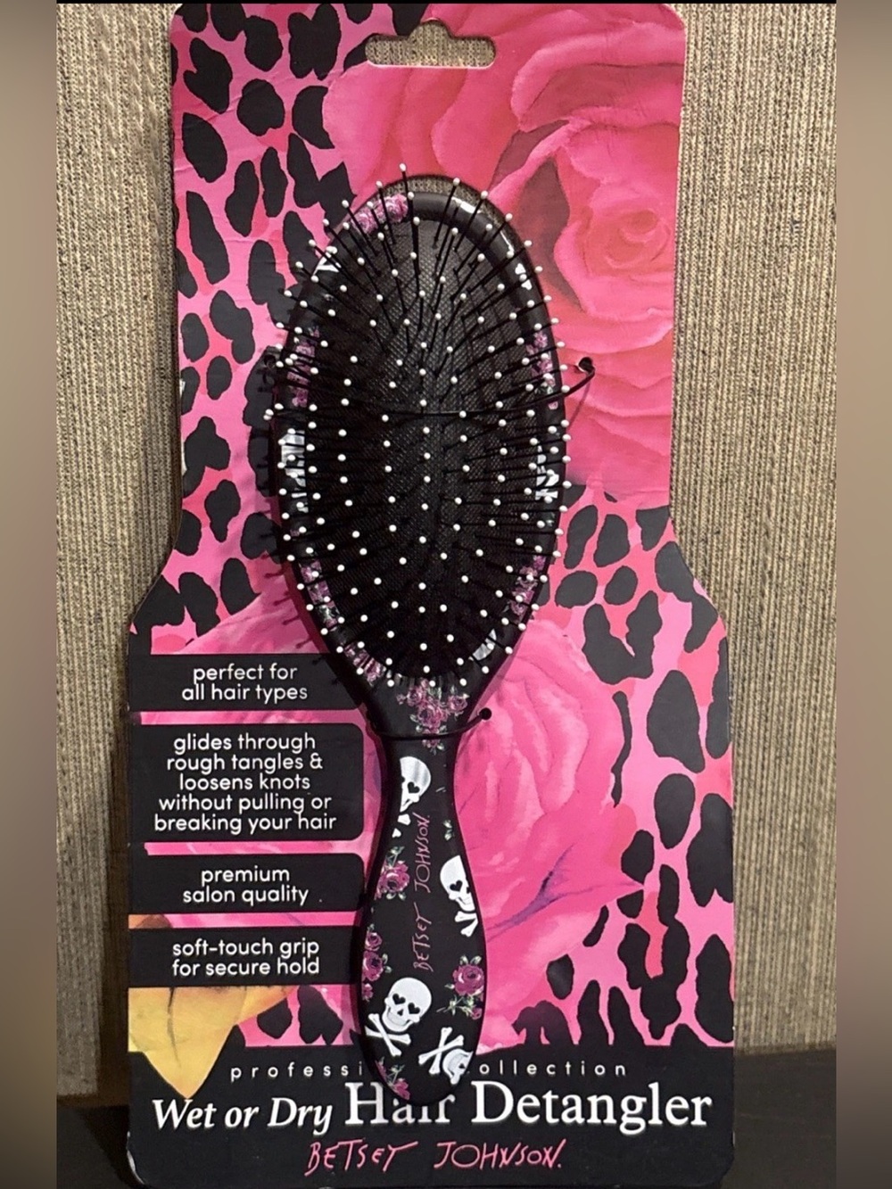 Betsey Johnson Pro Collection Wet/Dry Hair Detangler Brush Black Skull Roses NEW